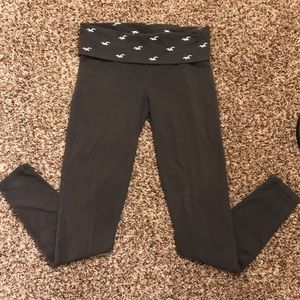 Hollister Yoga leggings in Slate Gray. Size Small